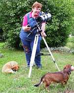 Meine Frau mit dem Sky-Watcher 4,5-Zoll Newton